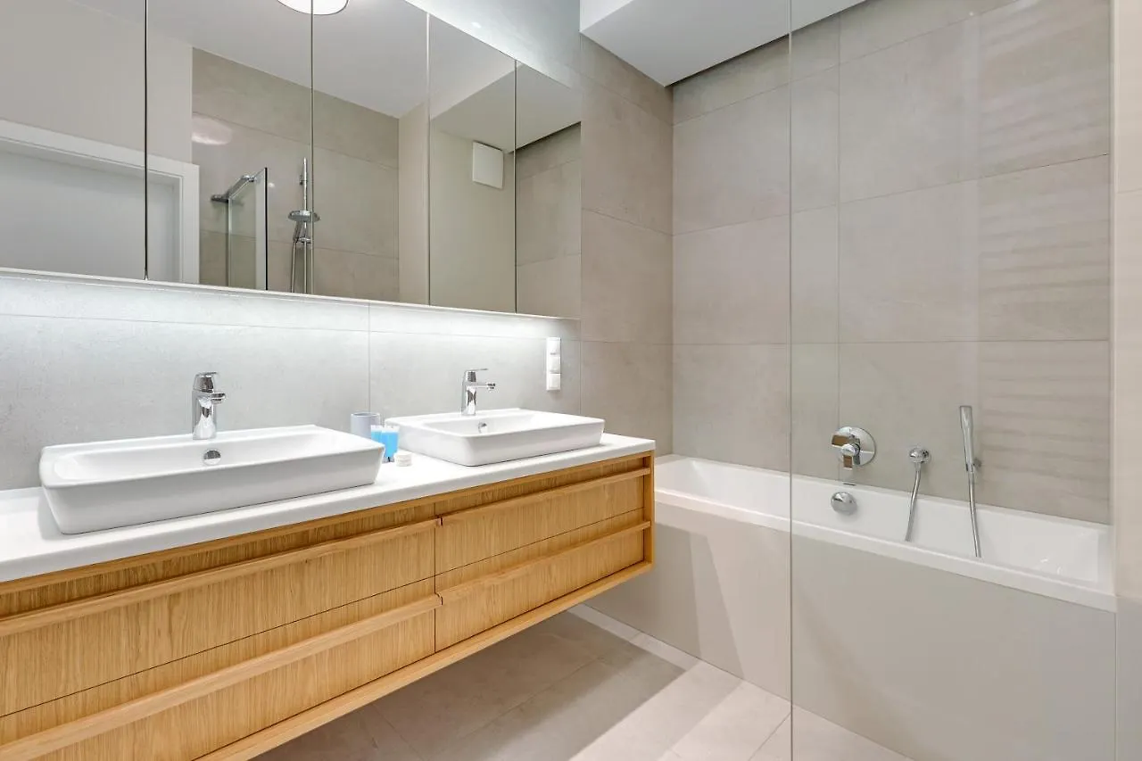 Premium Family & Business Old Town Riverside Apartment With Parking Gdansk